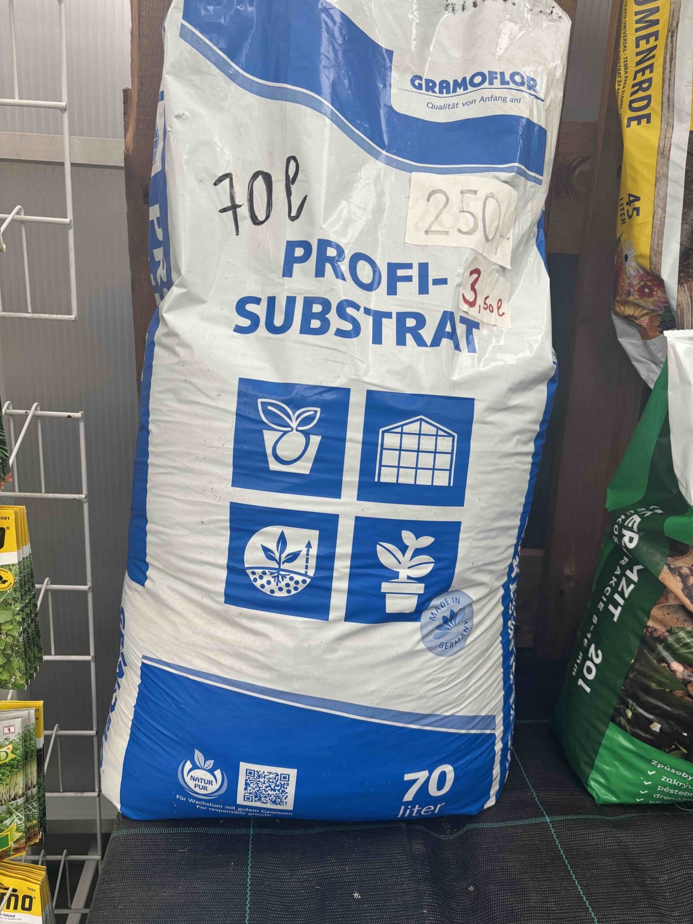 Prodej substrátů, hnojiv a neživého materiálu — fotografie 1